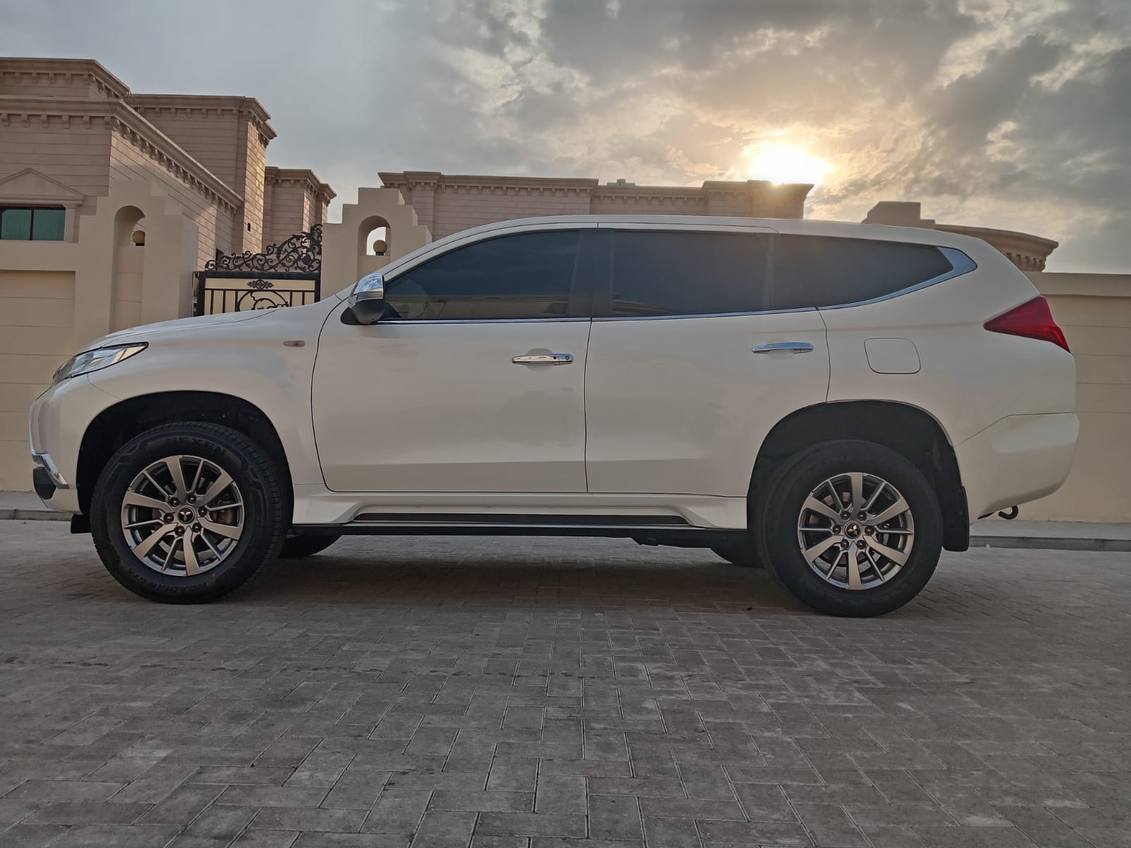 2019 Montero Sport 4WD & Subroof
