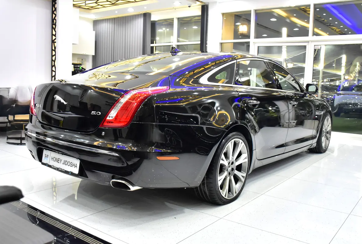 GCC 2013 Jaguar XJ