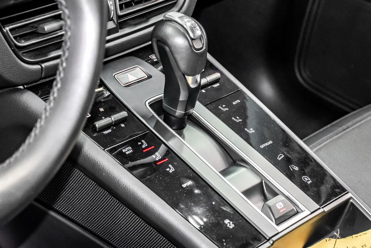 GCC 2023 Porsche Macan